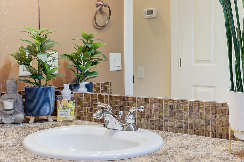 listing image 16511543971394444817