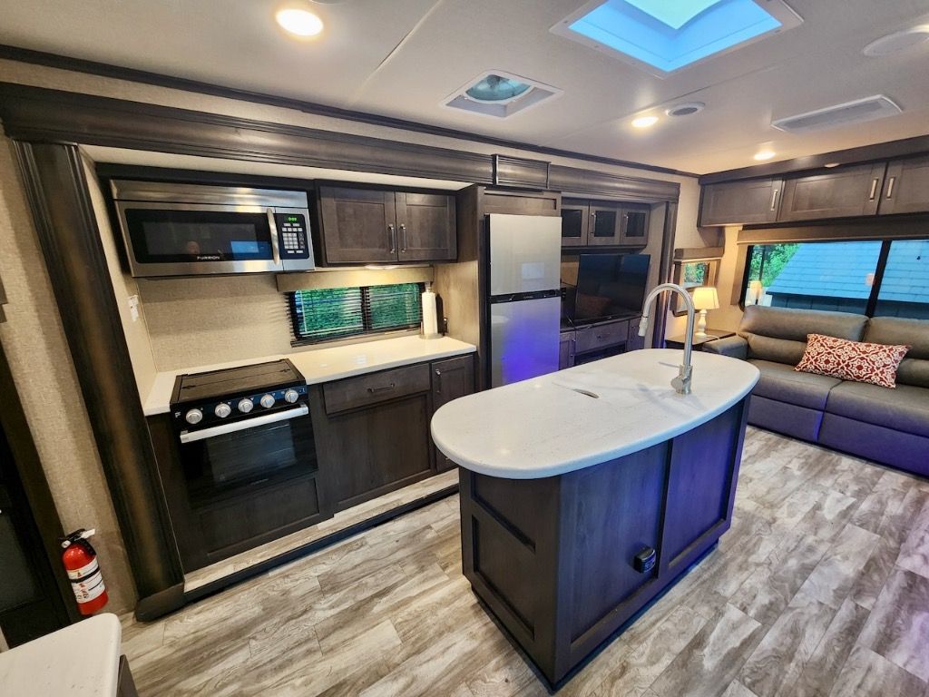 listing image 16515684403431440555