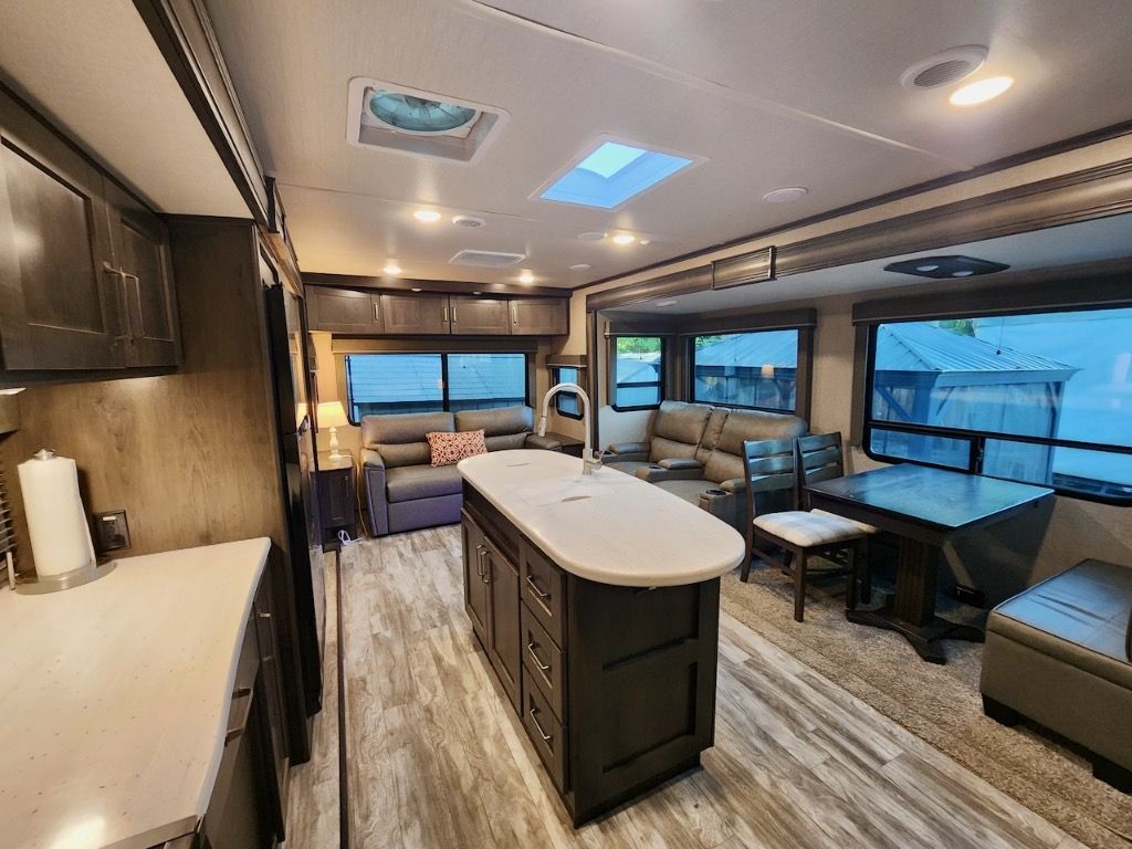 listing image 16512581280449040585