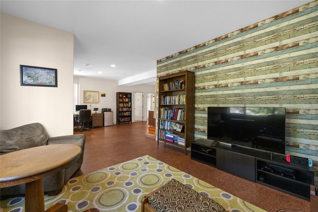 listing image 16512393091112702513
