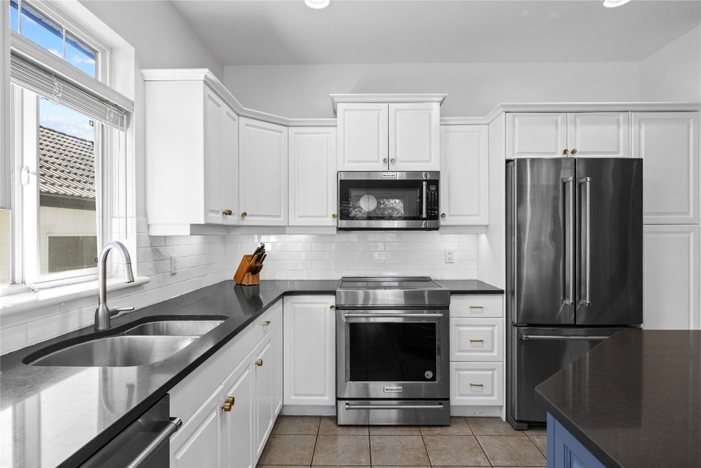 listing image 16510813603383419807