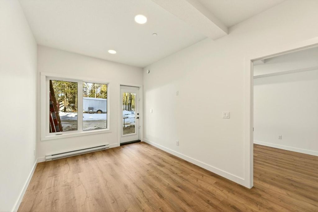 listing image 16512749984383632664