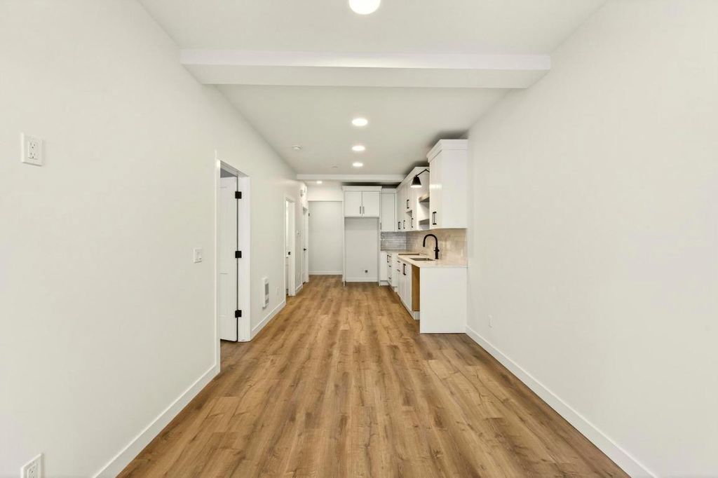 listing image 16515307126067478402