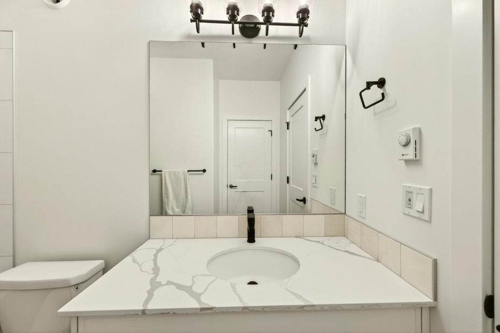 listing image 16513997097920843192