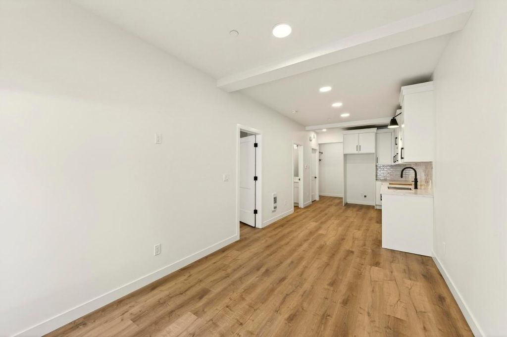 listing image 16511530225422096165