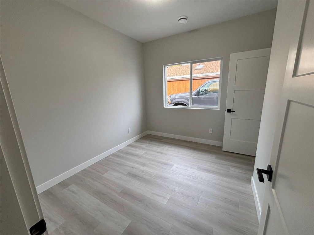 listing image 16516830224070473755