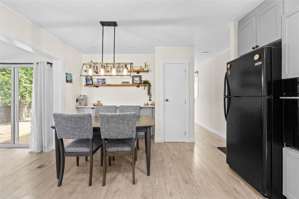 listing image 16512943261733298377