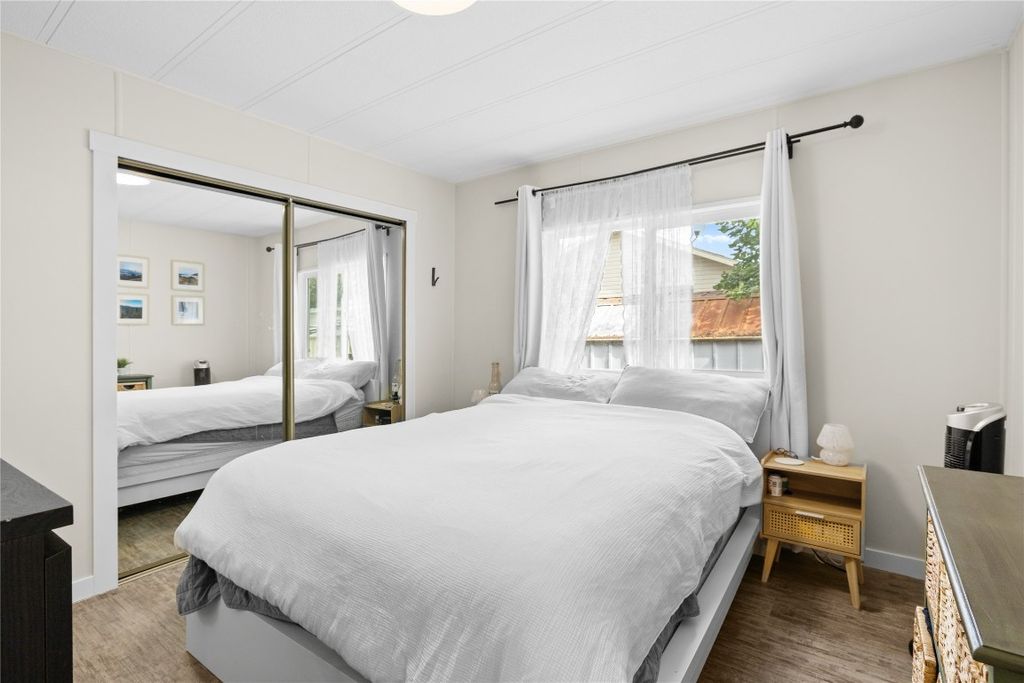 listing image 16514941585345860430