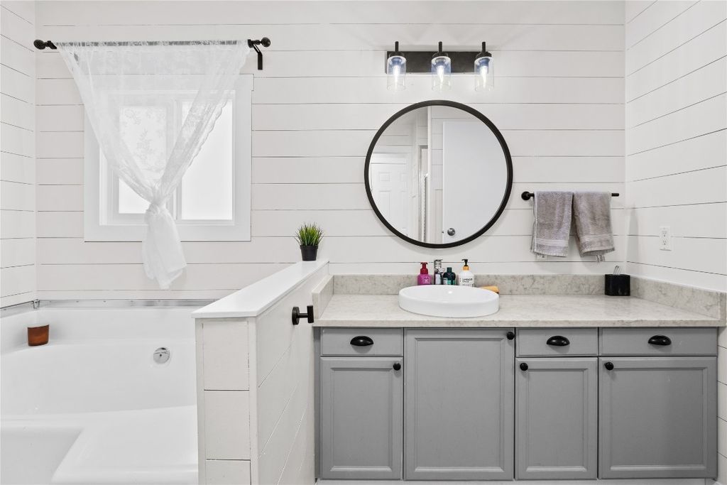 listing image 16512668330166620998