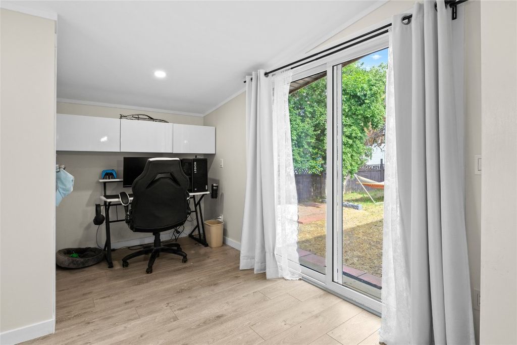 listing image 16516596494504565082