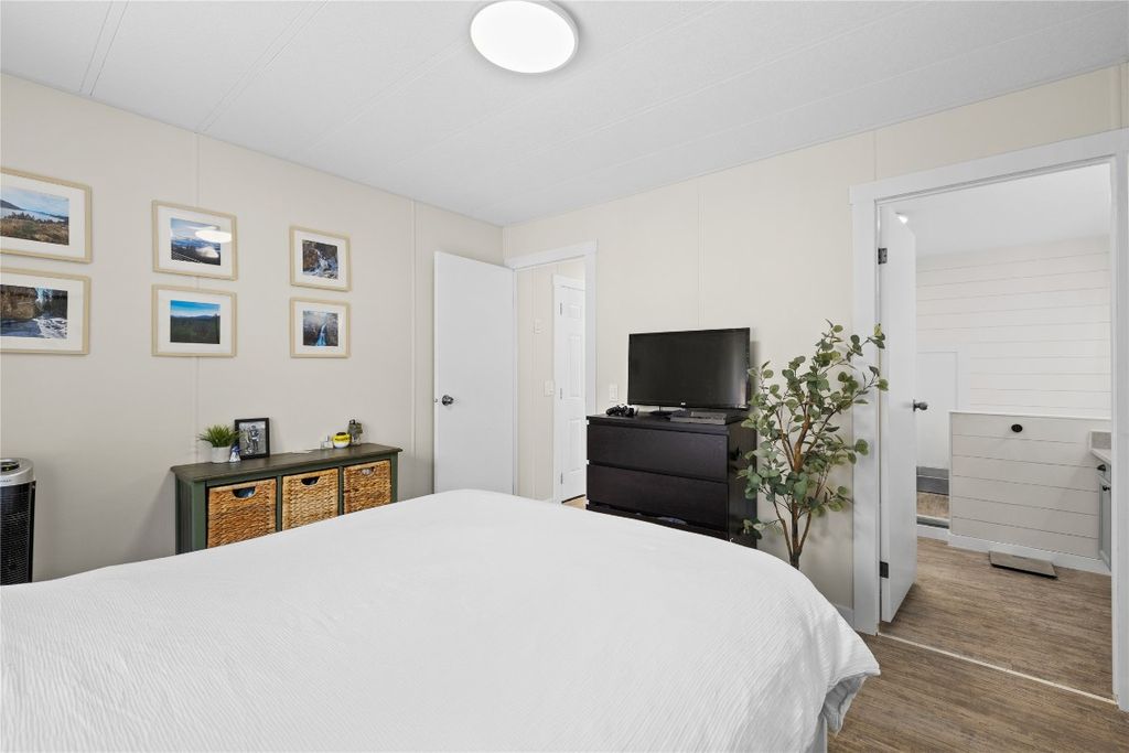 listing image 16516693600674032687