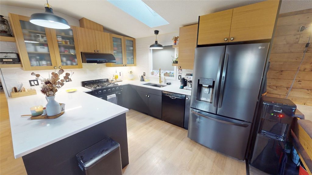 listing image 16515900516635894144