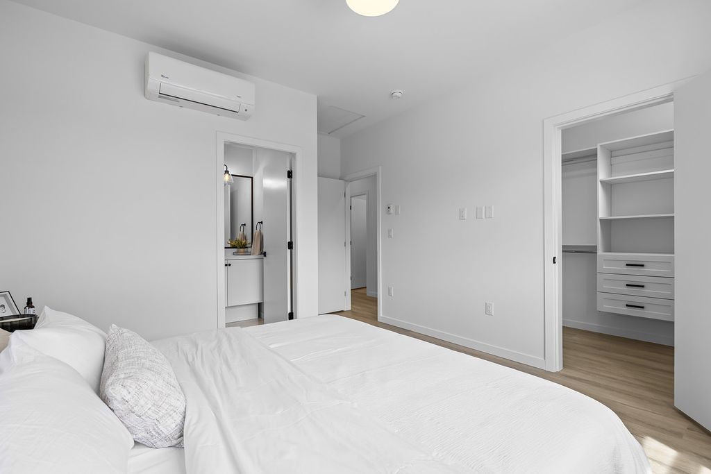 listing image 16516723357365141236