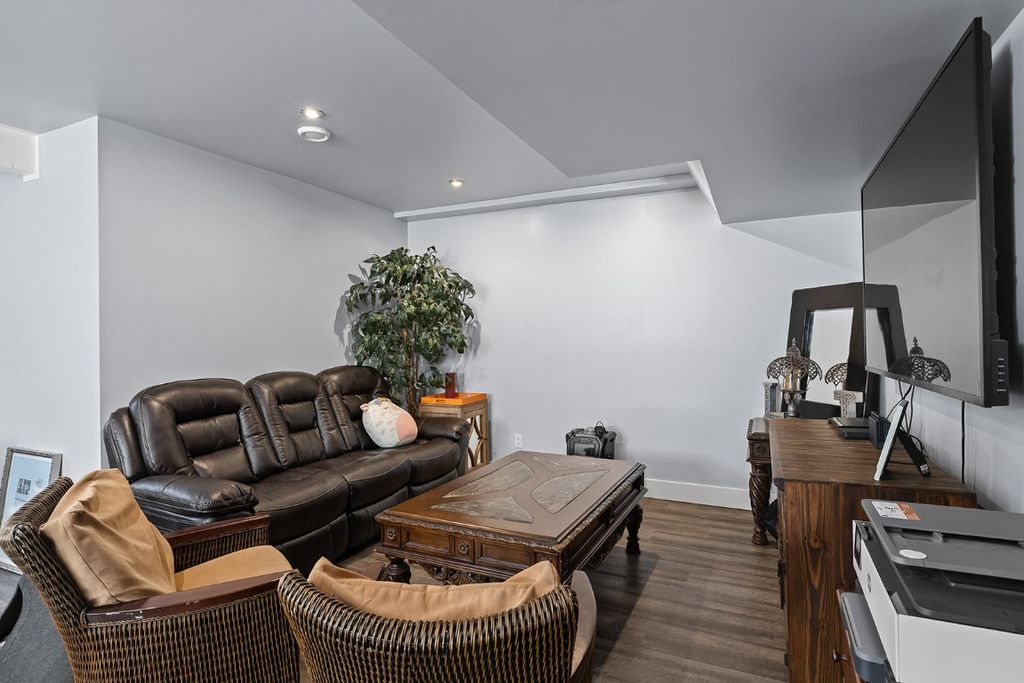 listing image 16513736494748622643