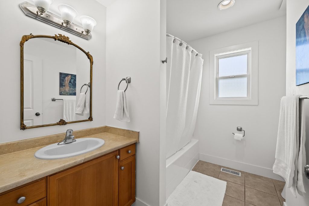 listing image 16513636344888768067