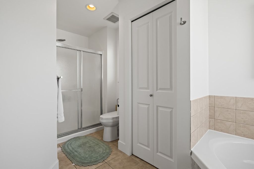 listing image 16516813883525408767