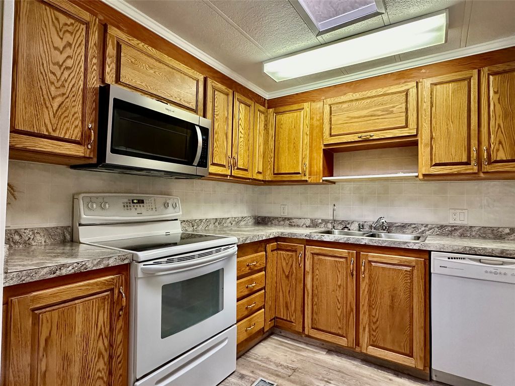 listing image 16518440749180148466