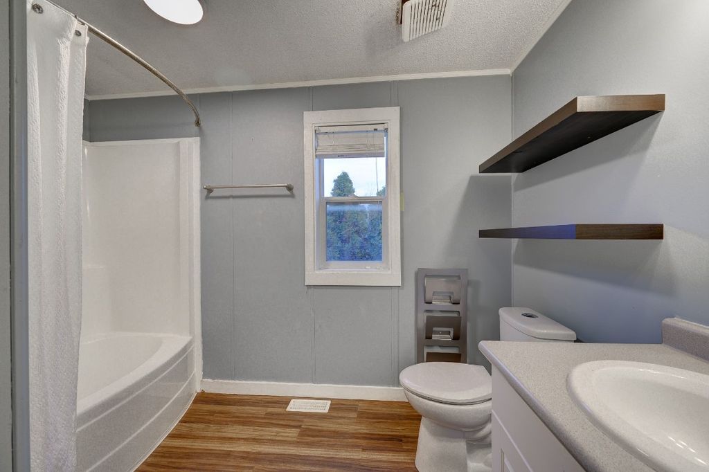 listing image 16512737831671736348