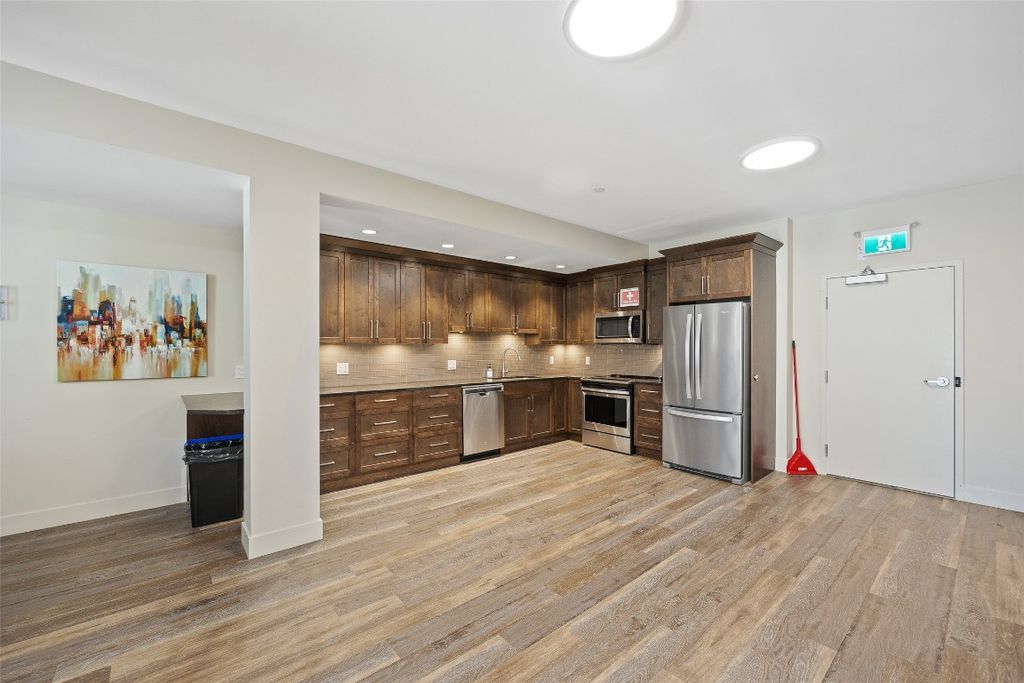 listing image 16515125976667897185