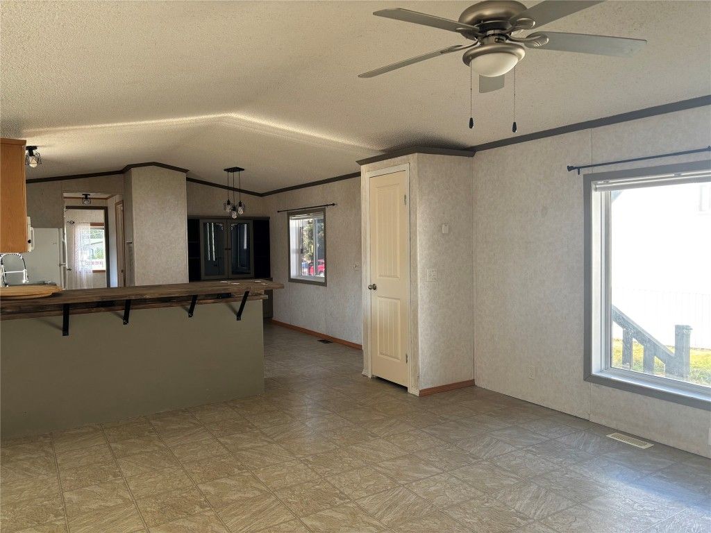 listing image 16515722760373730446