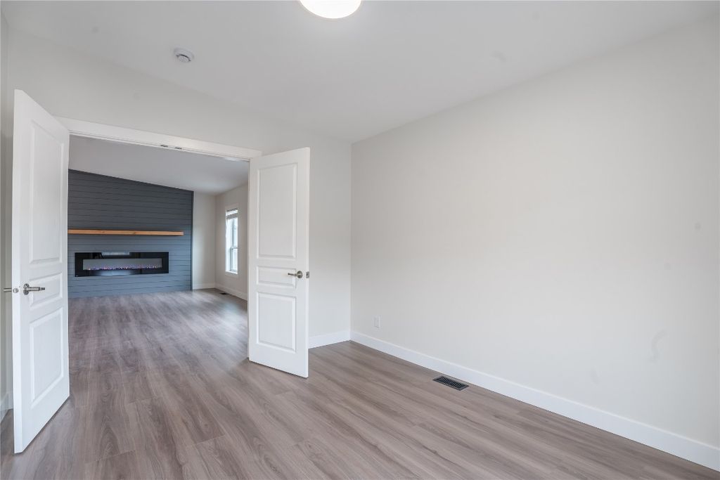 listing image 16516663222294289941