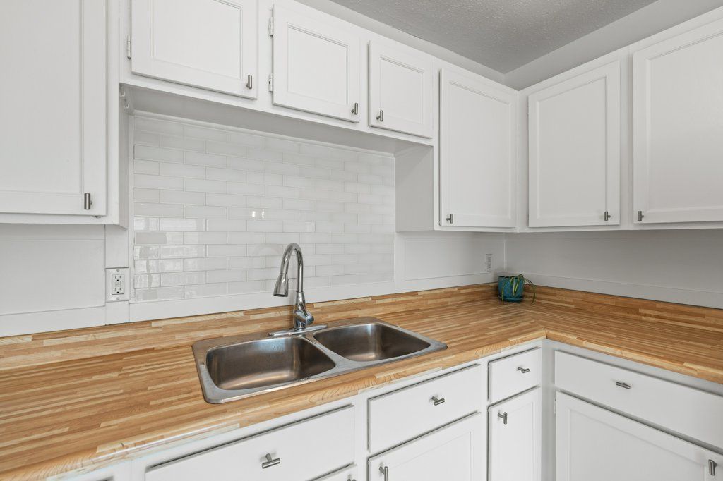 listing image 16513337440048057431