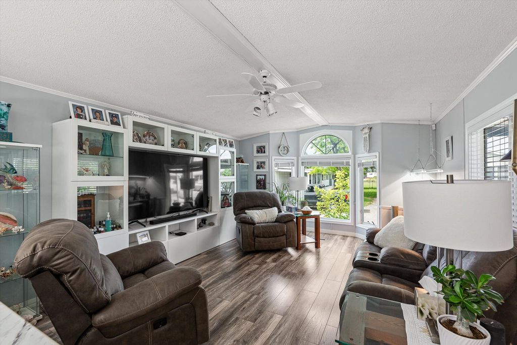 listing image 16513716708783777800