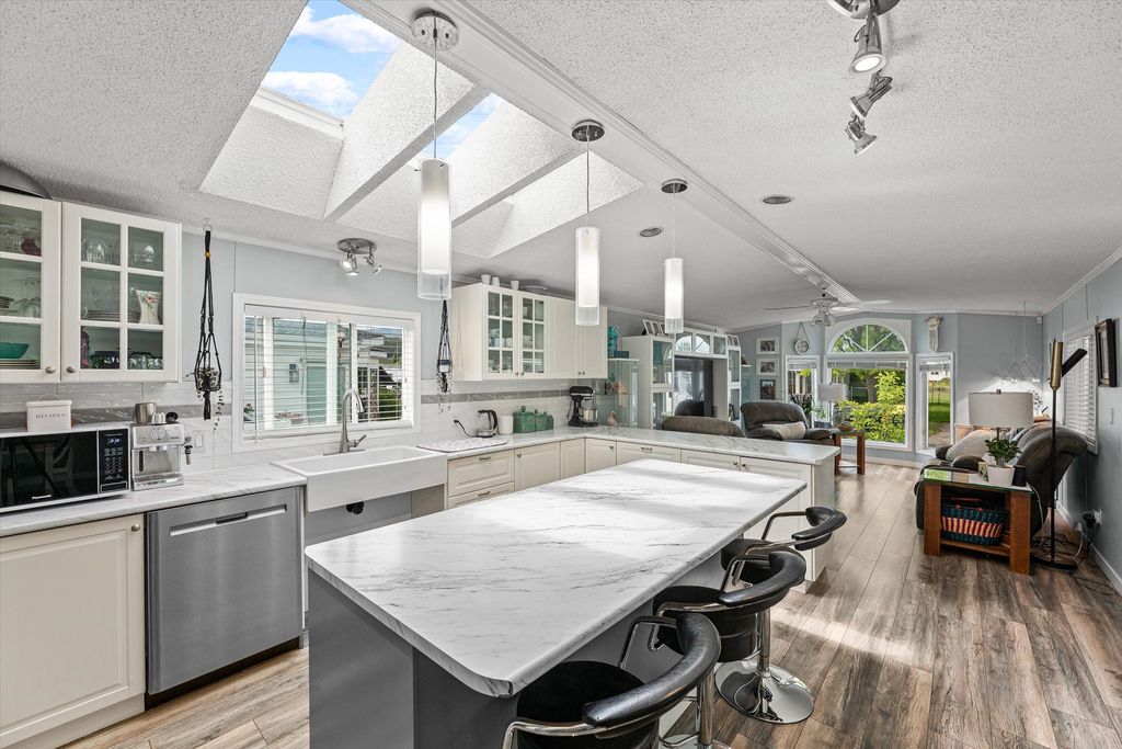 listing image 16517842793115166289