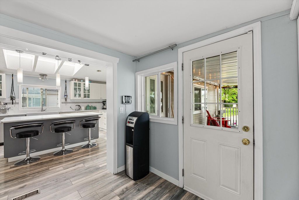 listing image 16513267678354750055