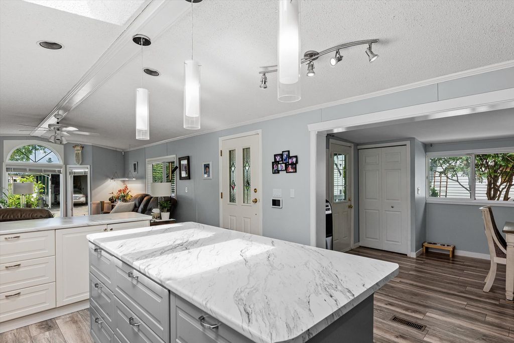 listing image 16514739665660987530