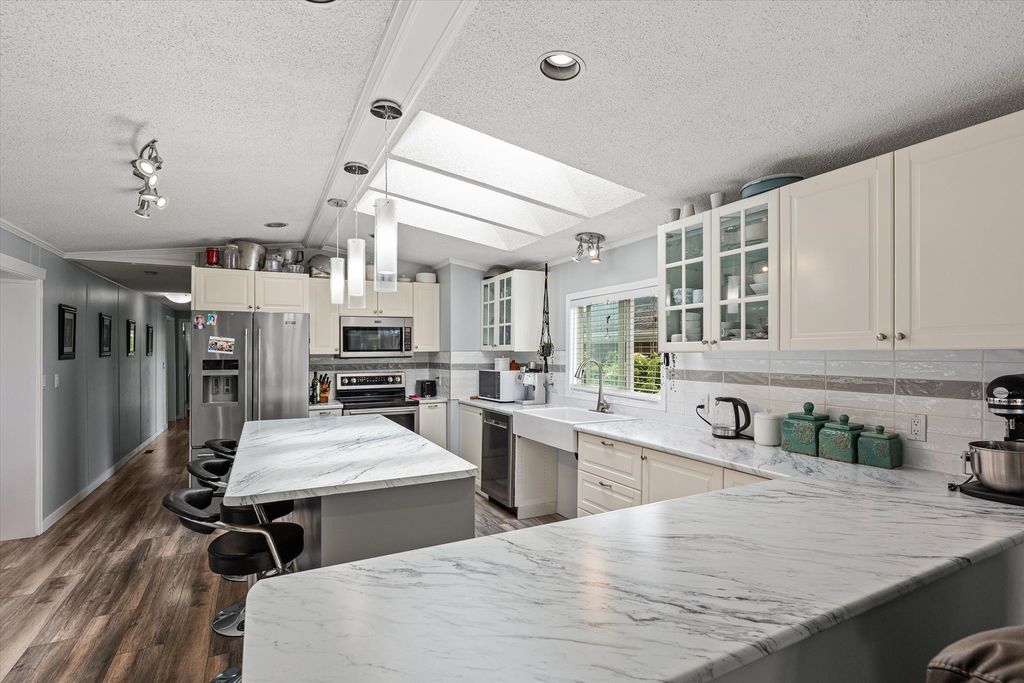 listing image 16515000794613042683