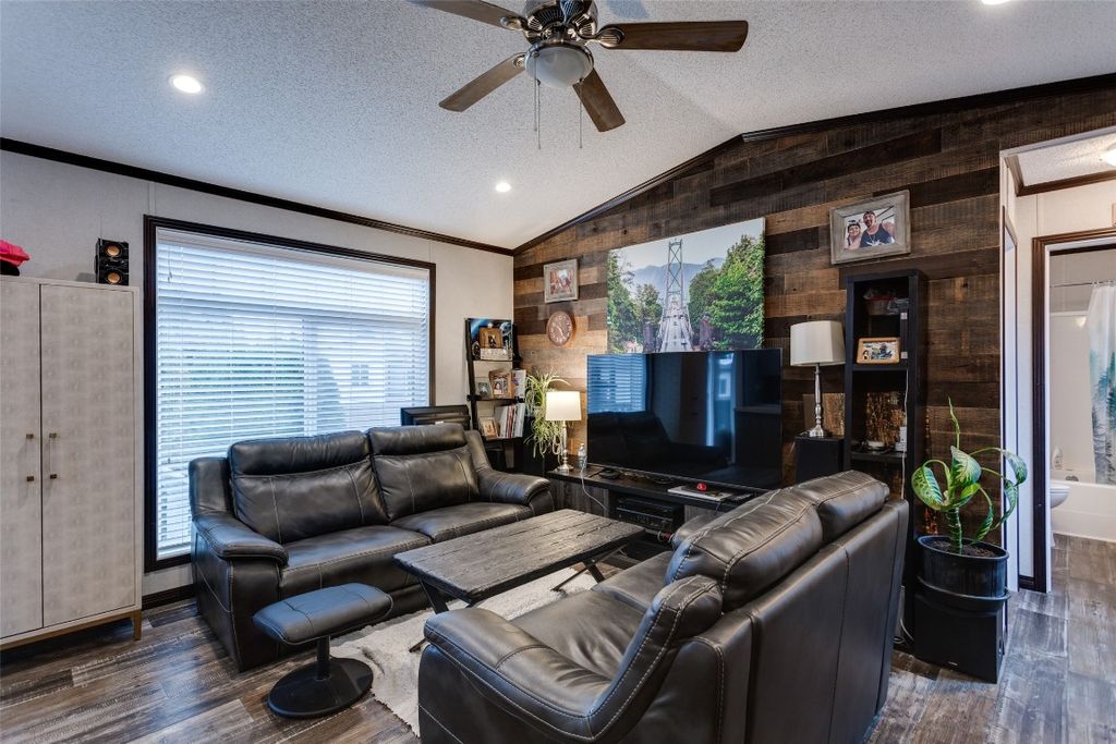 listing image 16519367815453579443