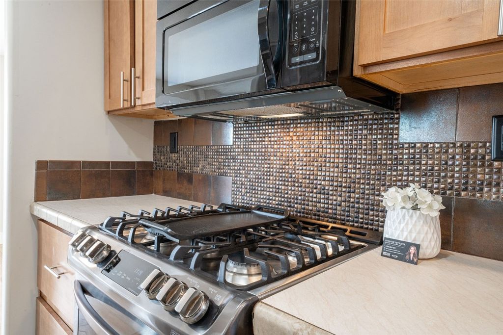 listing image 16517565061767423615