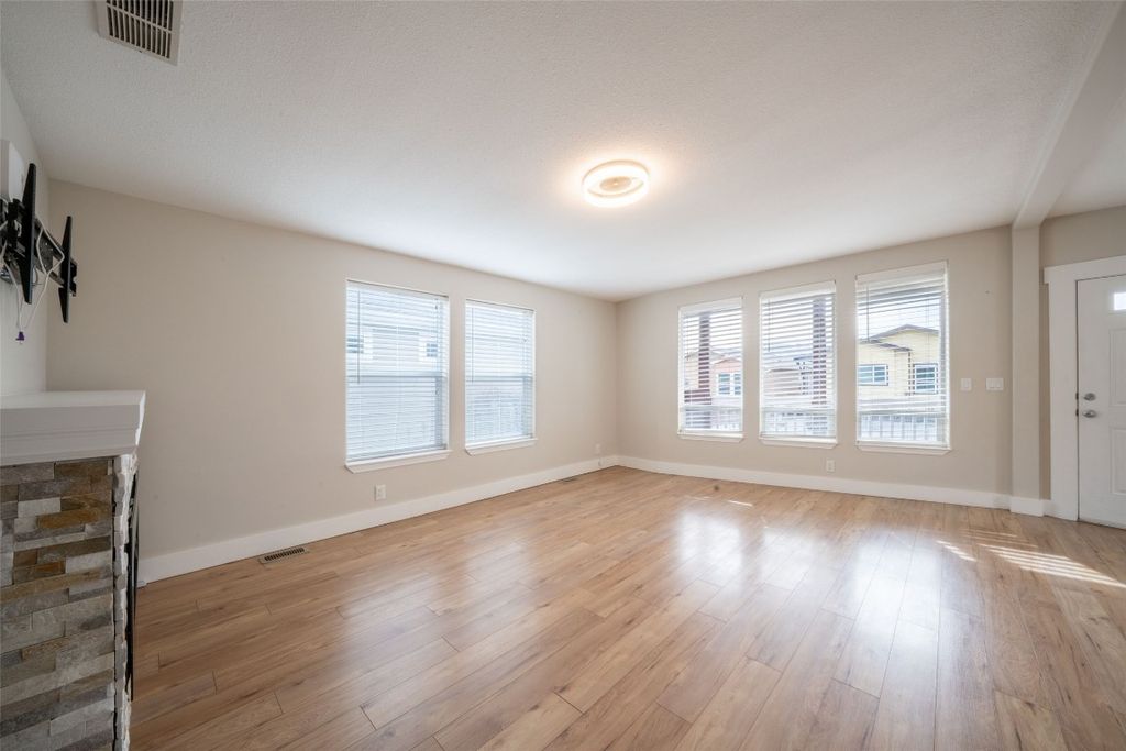 listing image 16512449707297246942