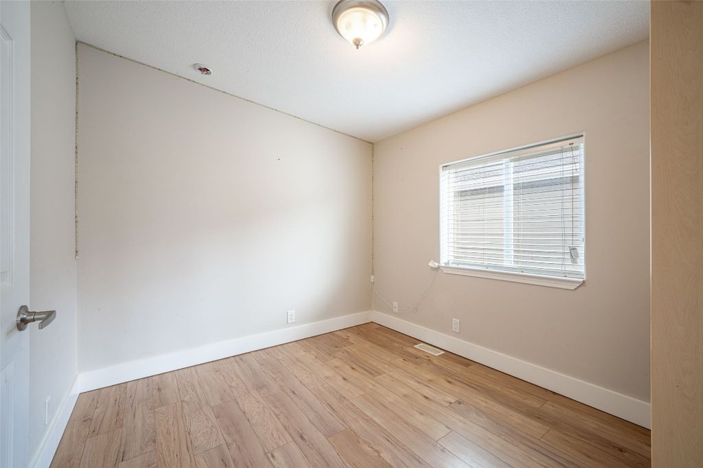 listing image 16519377759786147996