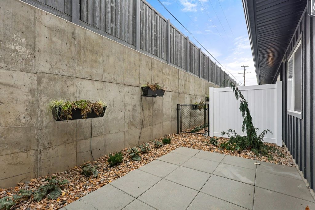 listing image 16515625315817357085