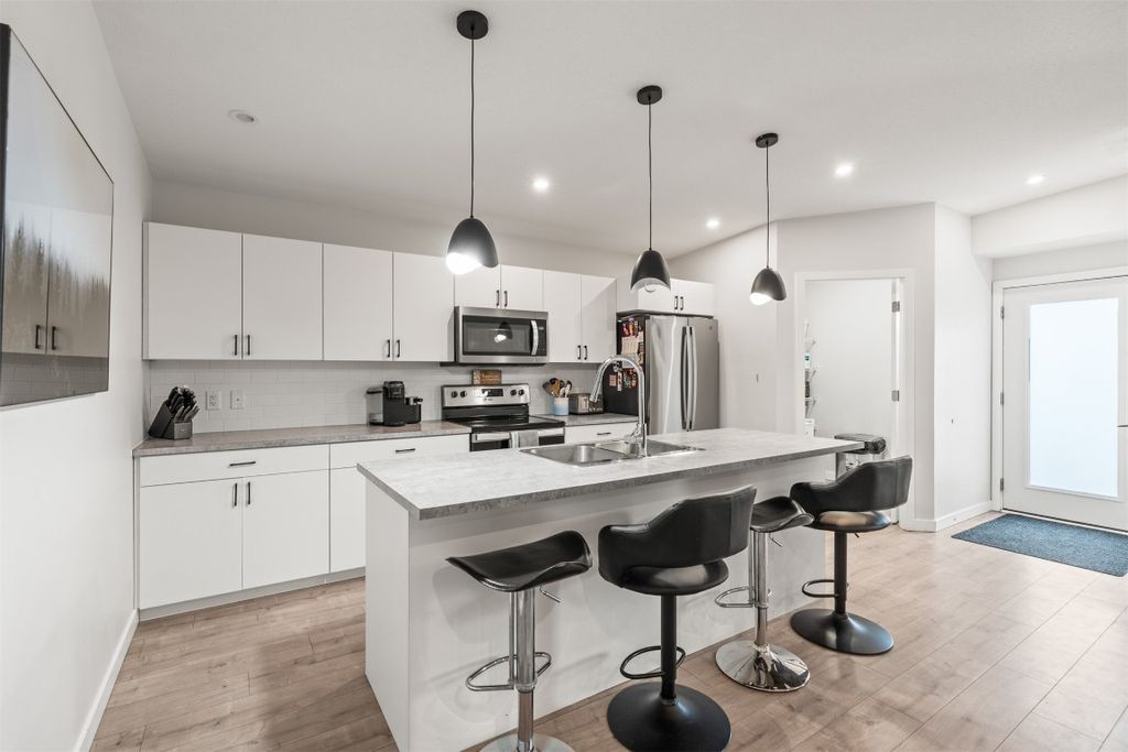 listing image 16515143902396065624