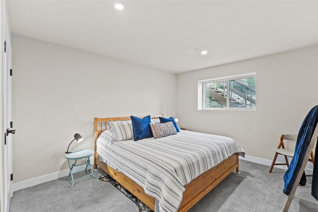 listing image 16519365812768356339