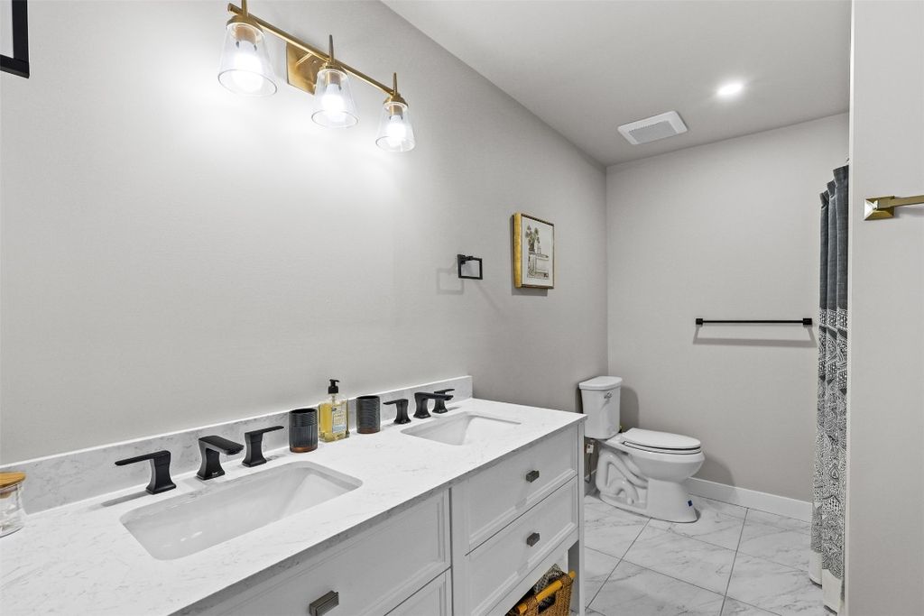 listing image 16519722997380669561