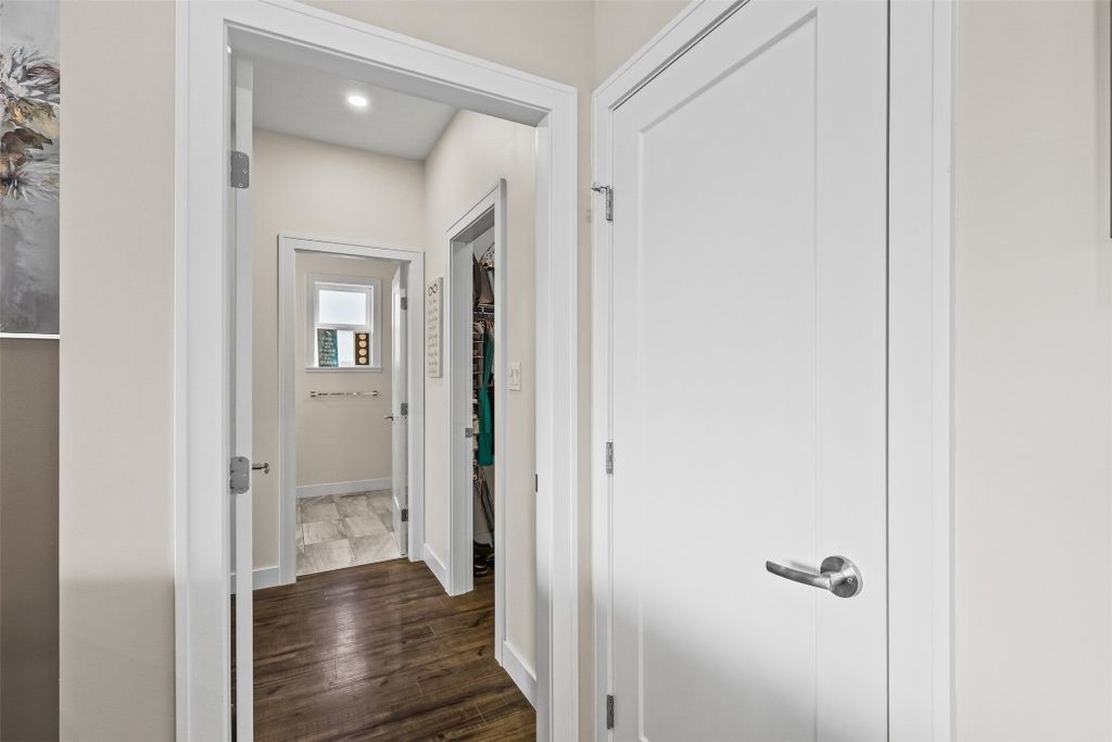 listing image 16518546459676243408