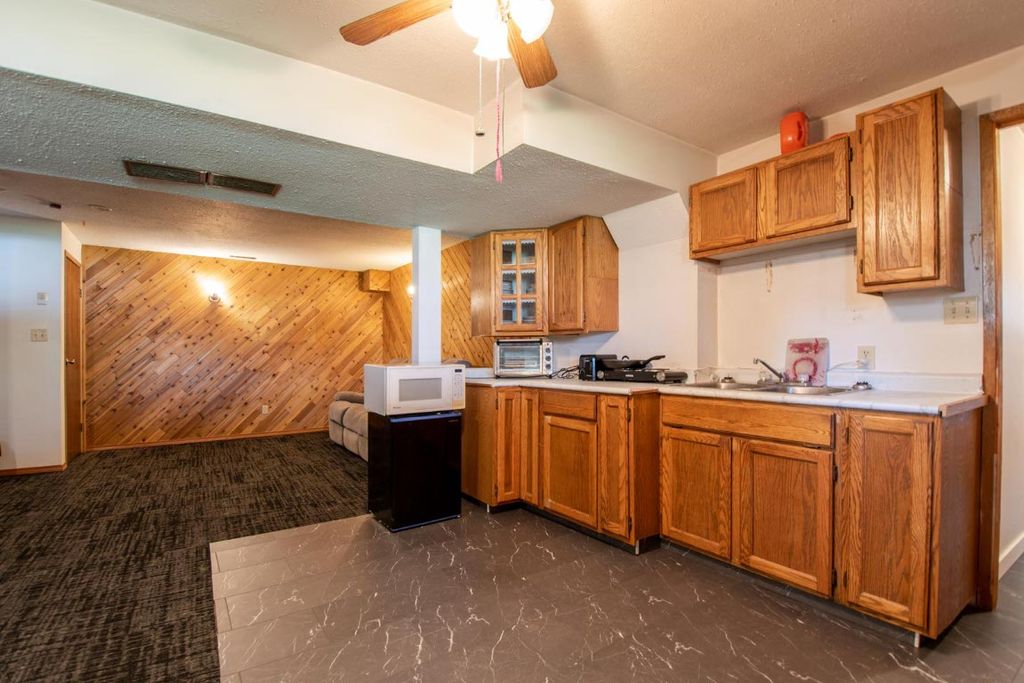 listing image 16517886289479343169