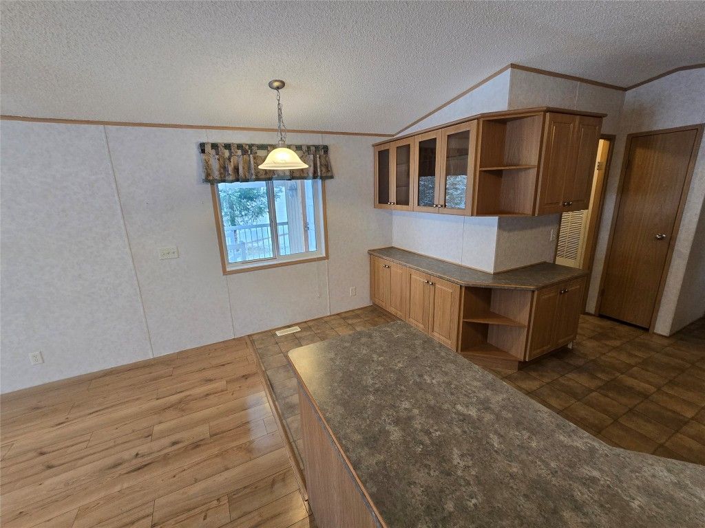 listing image 16515209287838425693