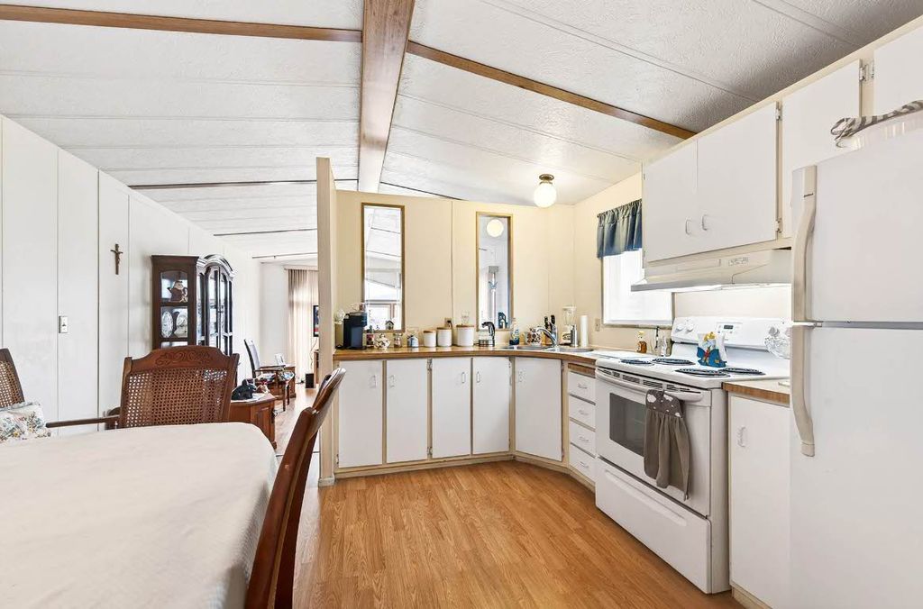 listing image 16516469942187263294