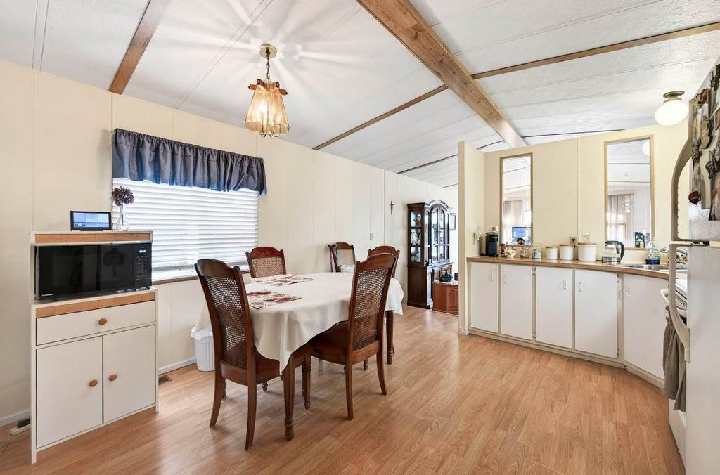 listing image 16514159801976554431