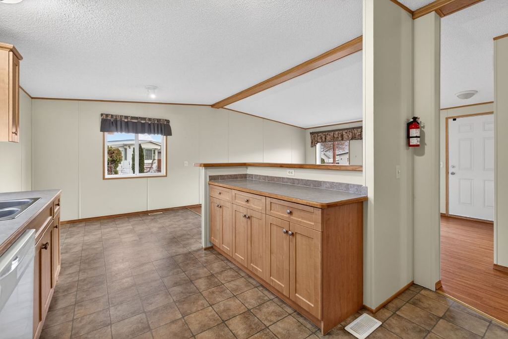 listing image 16511434211121582056