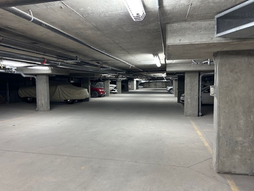 listing image 16515744118069452603