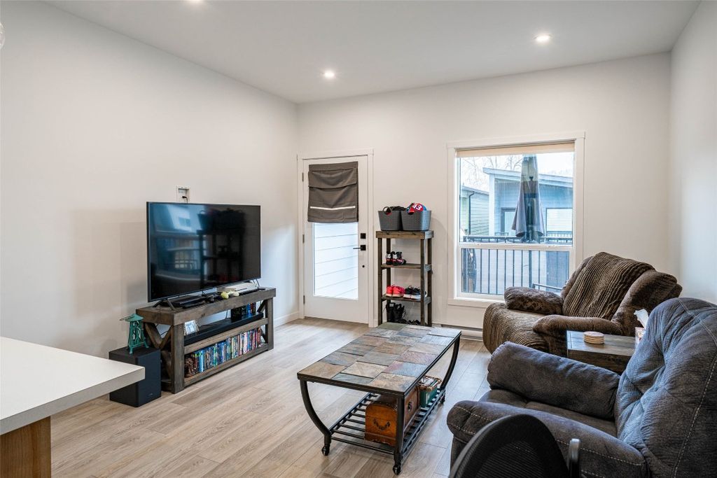 listing image 16514987625224362965