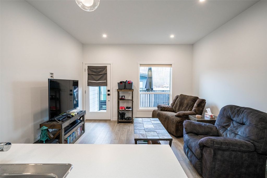 listing image 16515325489371345436