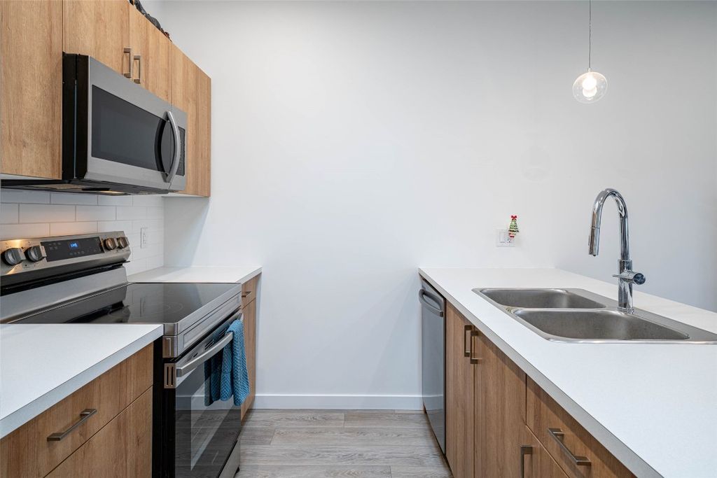 listing image 16518035263903647355