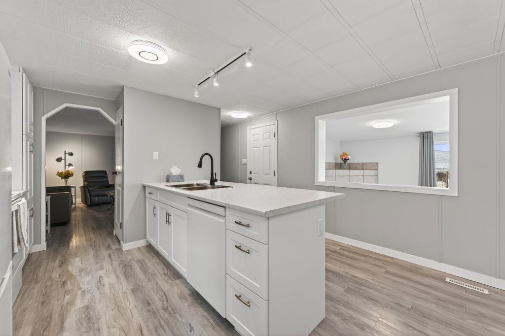 listing image 16516340914495292814